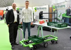 Robbie van Beek and Dirk van der Kampen are doing extra promotion for the new strawberry harvesting truck. Of course, attention is also paid to their various types of lifts.